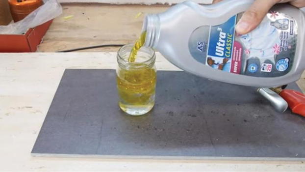 Come tagliare in modo perfetto un contenitore di vetro con acqua e olio