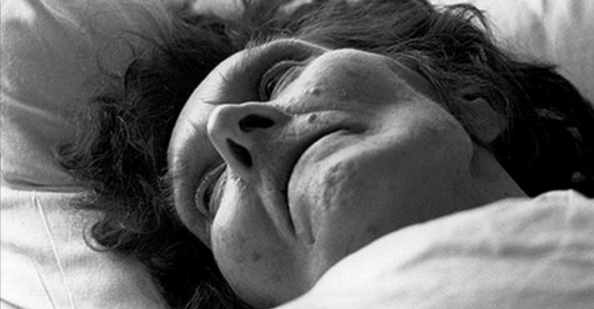 Anziana muore in casa di riposo. Ma in camera sua trovano questo, e cambiano opinione su di lei