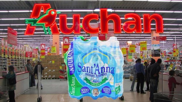 La catena Auchan ritira Acqua Sant’Anna dal mercato per cattivo odore