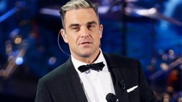 Robbie Williams incanta Sanremo e bacia a sorpresa Maria De Filippi