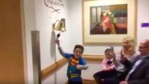 Bimbo suona una campanella in ospedale, il motivo vi commuoverà