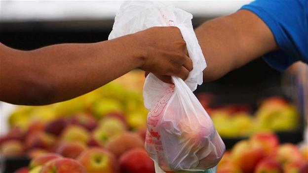 Milano: è guerra ai sacchetti di plastica già banditi dal 2011