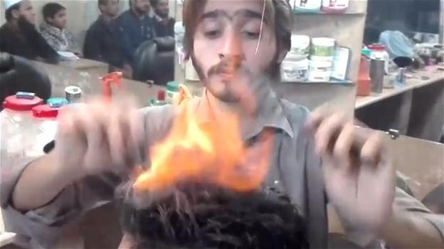 Pakistan: ecco il barbiere che taglia i capelli con il fuoco