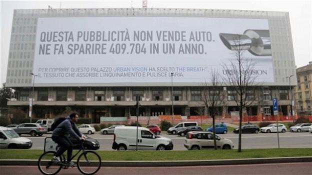 Milano: ecco il cartellone pubblicitario “mangiasmog”