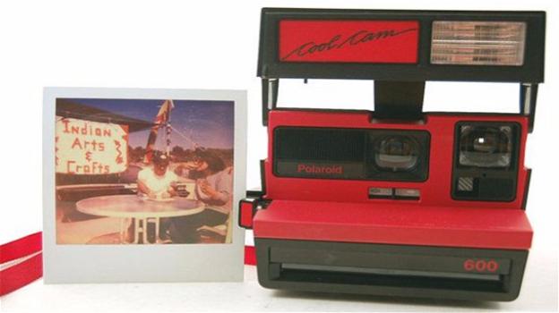 Cool Cam Red, la Polaroid 600 torna in veste cool, con un inedito rosso