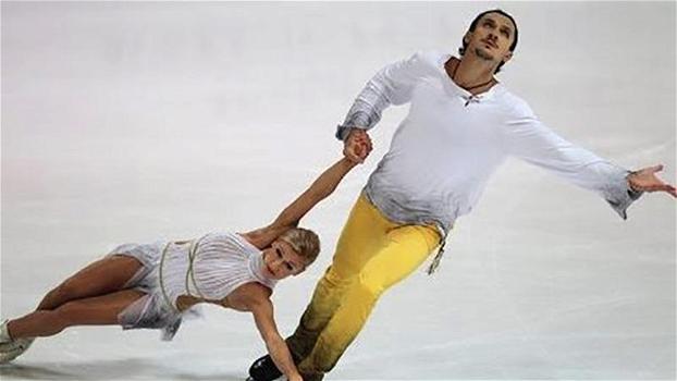 Due atleti russi iniziano a pattinare sul ghiaccio. La loro esibizione manda il pubblico in delirio!