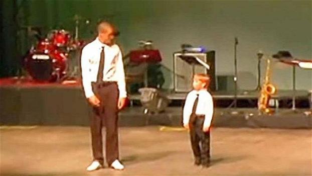Bimbo di 4 anni sale sul palco con il suo insegnante. La loro esibizione di tip tap è fantastica!