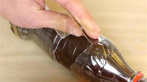 Mette del cioccolato in una bottiglia vuota di Coca Cola e realizza qualcosa che non avete mai visto!