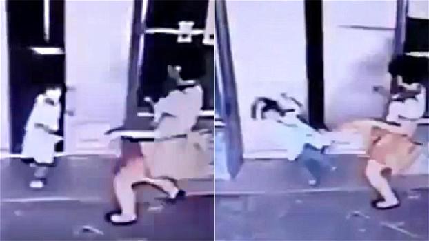 Una mamma è costretta a dare un calcio alla figlia per evitare che resti intrappolata in ascensore