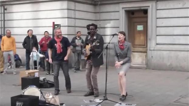 Artista di strada canta una canzone di Bob Marley, poi dalla folla emerge una voce. Il loro duetto è da brividi!