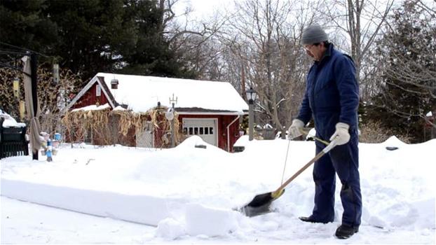 Un uomo mostra come spalare la neve senza affaticare la schiena. La sua tecnica è davvero semplicissima!