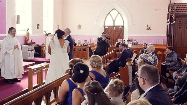 La cerimonia viene interrotta da una voce in fondo. La sposa si gira e scoppia in lacrime!