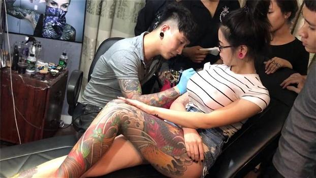 L’artista inizia a tatuare la ragazza. Ad un certo punto accade l’inaspettato: che paura!