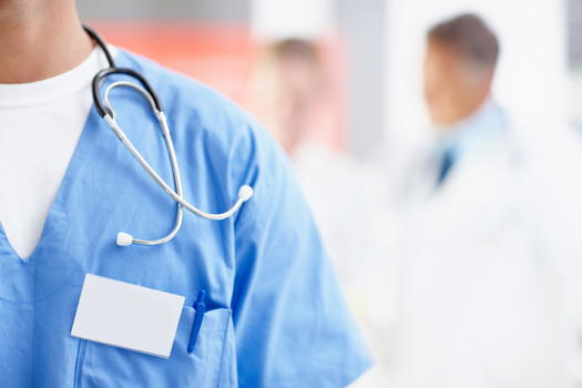 Porta la figlia di 14 anni dal medico di famiglia, ma alla domanda: “Sei vergine?”…