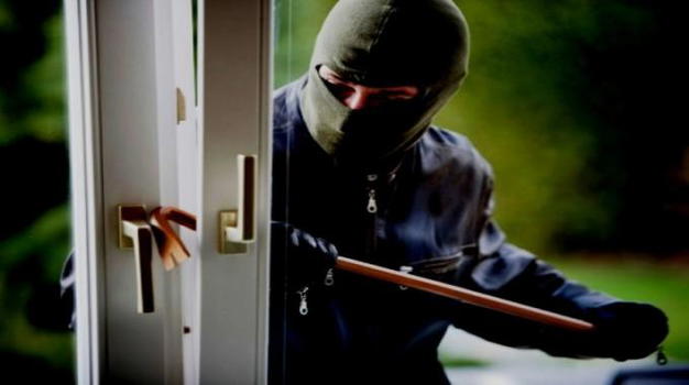 Una coppia sta dormendo, quando in casa entra uno sconosciuto che li lega entrambi. Poi…