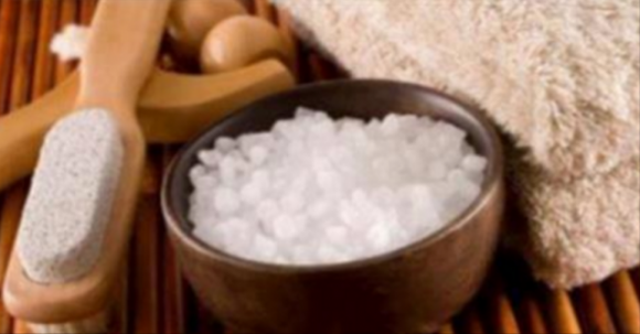 In questo modo il sale caldo può curare reumatismi e bronchite: è davvero molto efficace