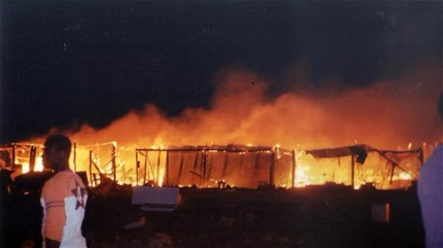 Incendio nella baraccopoli alle porte di Foggia