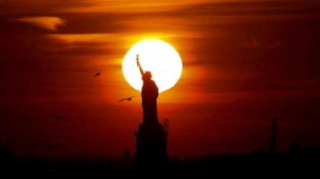 La Statua della Libertà si spegne per un blackout. Il web impazzisce