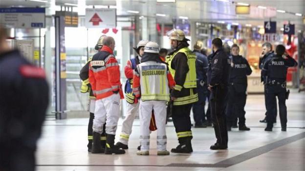 Düsseldorf: attacca la folla con un’ascia, 9 feriti