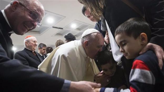 Papa Francesco rassicura una bambina: "Le streghe non esistono"