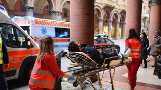 A Bologna, trentenne in escandescenze aggredisce i passanti