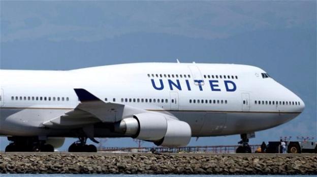 United Airlines vieta imbarco a donne che indossano leggings: polemica