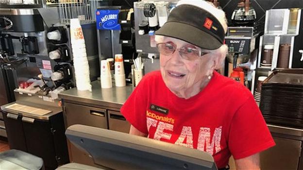 McDonald’s, 94enne serve panini da 44 anni: "Li mangio ogni giorno"