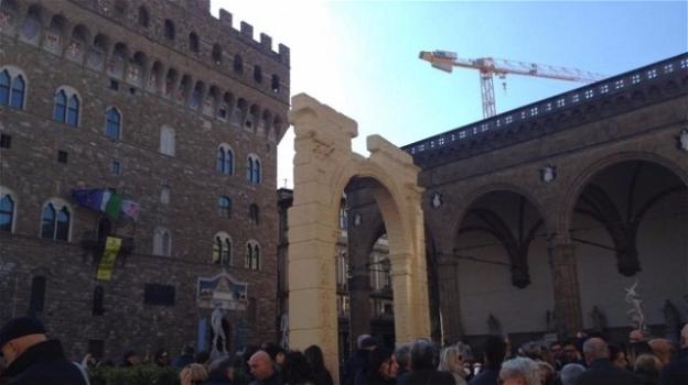 Firenze: la copia dell’arco di Palmira svelata in Piazza della Signoria