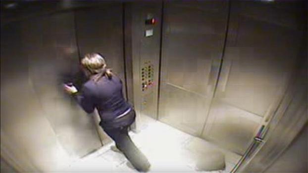Una ragazza resta bloccata in ascensore ed il panico l’assale. Ecco quello che succede