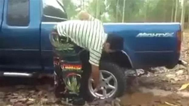Il suo furgone era impantanato nel fango. Poi applica sulla ruota uno strumento che tutti vorrebbero avere!