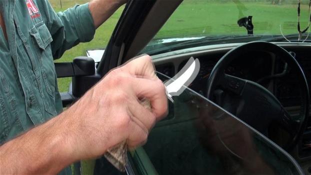 Avvicina un coltello al finestrino dell’auto. Il motivo è davvero geniale!