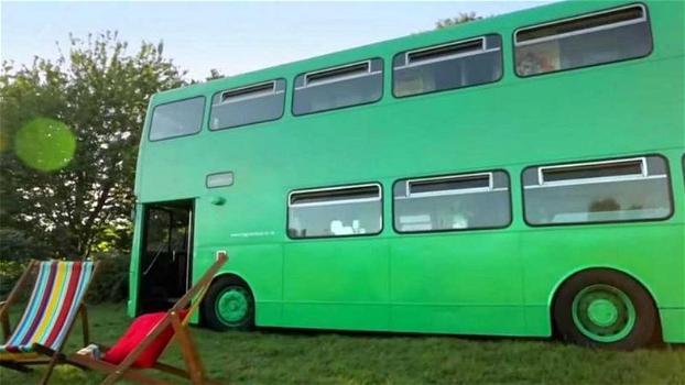 Acquista un vecchio autobus a due piani. Il modo in cui lo trasforma è fantastico!