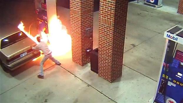 Un uomo cerca di uccidere un ragno con l’accendino e manda a fuoco la pompa di benzina
