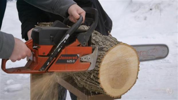 Taglia un pezzo di tronco grezzo ed inizia a lavorarlo. Quello che realizza è una vera opera d’arte!
