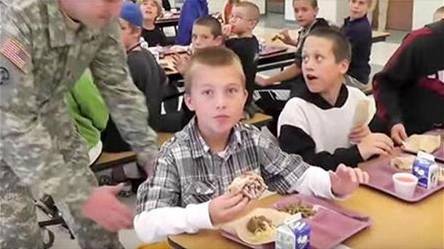 Un soldato sorprende il figlio in una mensa. Il momento del loro incontro è commovente!