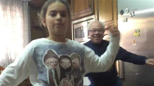 Una ragazzina accende la videocamera ed inizia a ballare. Però il nonno le ruba la scena!