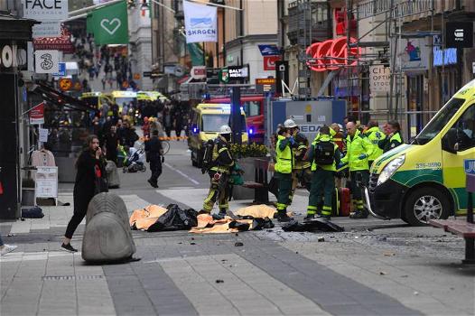 Attentato a Stoccolma, come a Nizza un camion contro la folla
