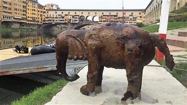 In Arno, i sommozzatori hanno recuperato un elefante in bronzo