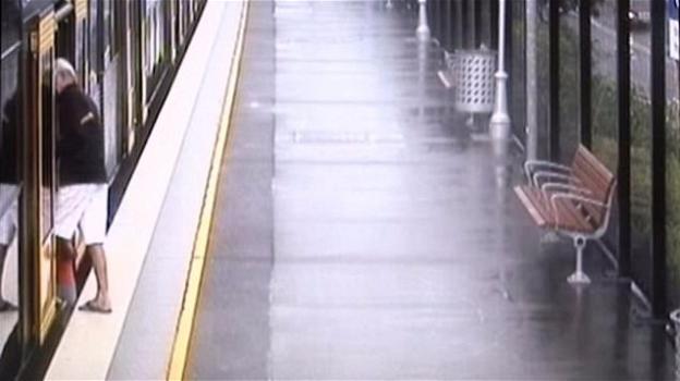 Australia, bambino cade tra banchina e treno: i nonni lo salvano