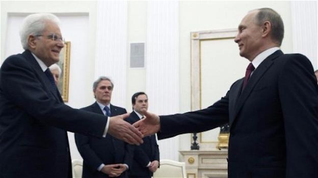 Mattarella stringe la mano a Putin non accennando ai lager per i gay