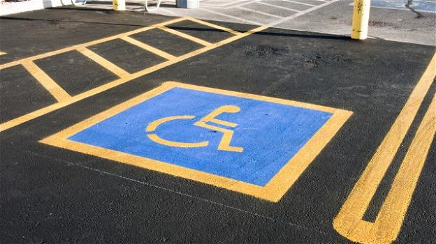 Parcheggiare nel posto dei disabili diventa reato penale