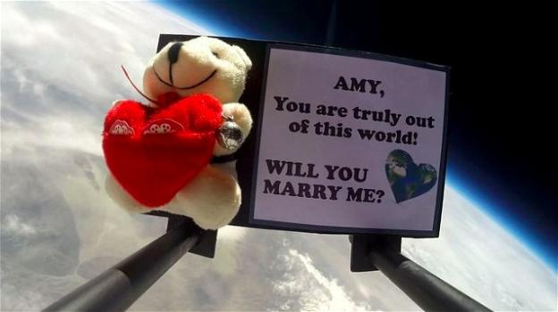 ‘Vuoi sposarmi?’, proposta su un pallone sonda lontana dalla terra