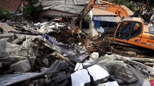 Sri Lanka: 29 corpi estratti dai rifiuti crollati sulla baraccopoli