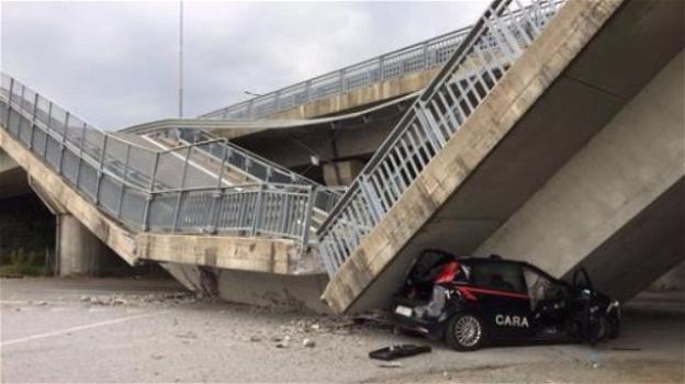 Cuneo, crolla cavalcavia: distrutta auto Carabinieri