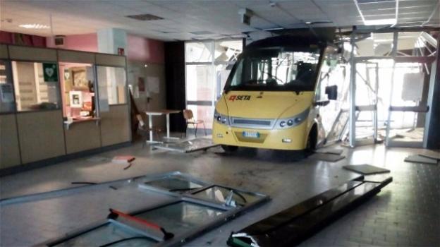 Modena: rubano 5 bus e devastano la scuola: 3 minorenni arrestati