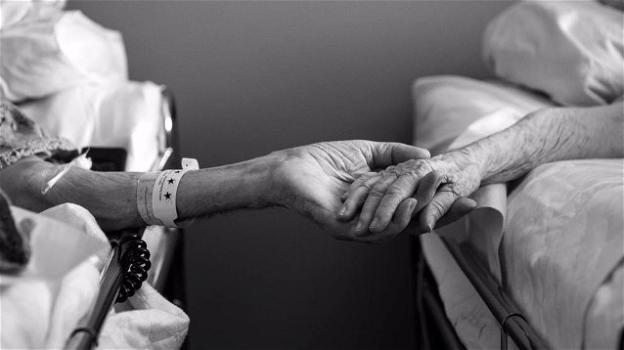 Sposati da 69 anni, muoiono a 40 minuti di distanza mano nella mano
