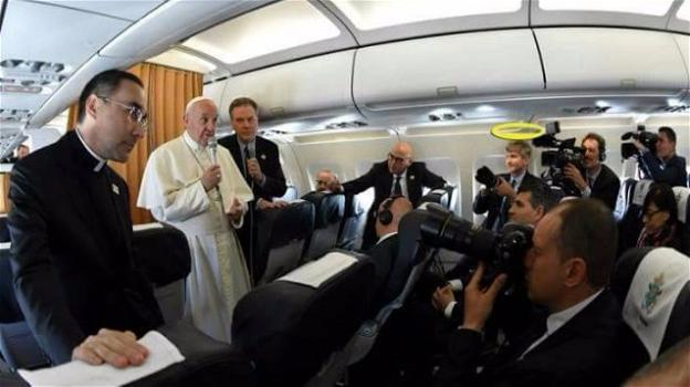 I giornalisti interrogano Papa Francesco sul viaggio di ritorno dall’Egitto