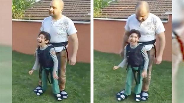 Questo papà regala al figlio paralizzato il piacere di una passeggiata. La sua emozione è incontenibile!