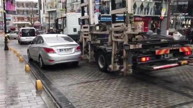 Ecco come un carro-attrezzi rimuove le auto in sosta vietata in Turchia