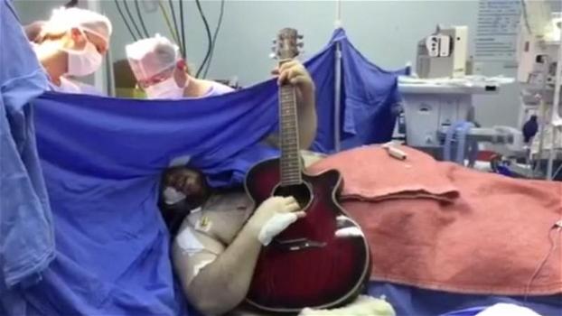 Canta e suona la chitarra per rimanere cosciente durante l’intervento per il tumore al cervello